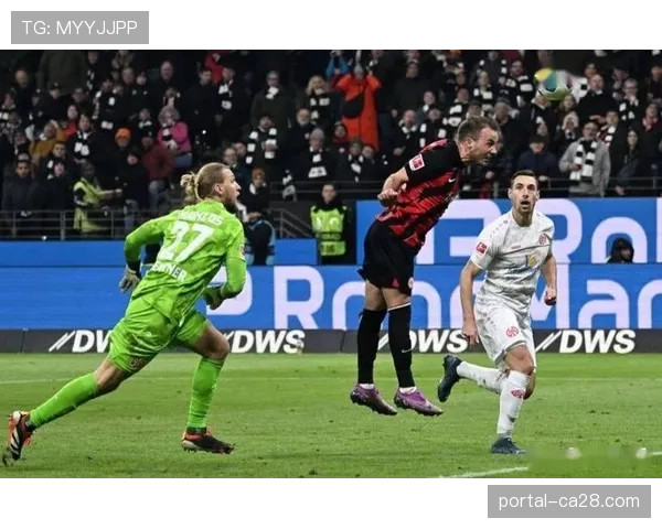 莱比锡0-2落后法兰克福，防线两次失误送礼